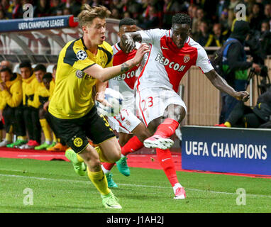 Fontvieille. Apr 19, 2017. Benjamin Mendy(R) de l'AS Monaco rivalise avec Erik Durm du Borussia Dortmund lors de leur deuxième match de quaterfinal jambe Ligue des Champions de l'UEFA à Fontvieille, Monaco le 19 avril 2017. Monaco a gagné 3-1 et se qualifie pour les demi-finales avec 6-3 sur l'ensemble des deux. Credit : Serge Haouzi/Xinhua/Alamy Live News Banque D'Images