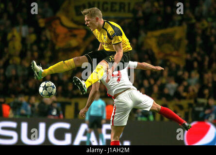 Fontvieille. Apr 19, 2017. Radamel Falcao de que Monaco rivalise avec Lukasz(action) avant de Borussia Dortmund pendant leur quaterfinal deuxième match aller de Ligue des Champions à Fontvieille, Monaco le 19 avril 2017. Monaco a gagné 3-1 et se qualifie pour les demi-finales avec 6-3 sur l'ensemble des deux. Credit : Serge Haouzi/Xinhua/Alamy Live News Banque D'Images