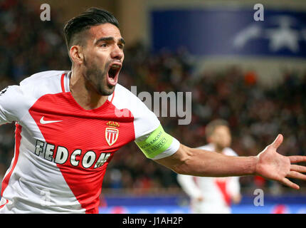 Fontvieille. Apr 19, 2017. Radamel Falcao de comme Monaco fête marquant pendant le match aller des quaterfinal deuxième Ligue des Champions contre le Borussia Dortmund à Fontvieille, Monaco le 19 avril 2017. Monaco a gagné 3-1 et se qualifie pour les demi-finales avec 6-3 sur l'ensemble des deux. Credit : Serge Haouzi/Xinhua/Alamy Live News Banque D'Images