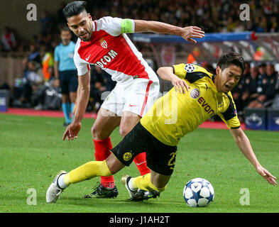 Fontvieille. Apr 19, 2017. Radamel Falcao(L) de l'AS Monaco rivalise avec Shinji Kagawa du Borussia Dortmund lors de leur deuxième match de quaterfinal jambe Ligue des Champions de l'UEFA à Fontvieille, Monaco le 19 avril 2017. Monaco a gagné 3-1 et se qualifie pour les demi-finales avec 6-3 sur l'ensemble des deux. Credit : Serge Haouzi/Xinhua/Alamy Live News Banque D'Images