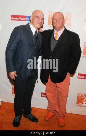 New York, NY, USA. Apr 19, 2017. Michael Symon et Mario Batali assister à la banque alimentaire de la ville de New York peut faire Awards le mercredi 19 avril 2017 à Cipriani, Wall Street à New York. Credit : Raymond Hagans Punch/media/Alamy Live News Banque D'Images