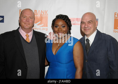 New York, NY, USA. Apr 19, 2017. Michael Symon, président et chef de la Banque d'alimentation pour NYC Margarette Purvis et Mario Batali assister à la banque alimentaire de la ville de New York peut faire Awards le mercredi 19 avril 2017 à Cipriani, Wall Street à New York. Credit : Raymond Hagans Punch/media/Alamy Live News Banque D'Images