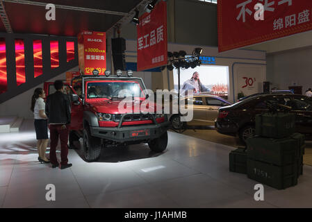 Mianyang, Sichuan, Chine. Apr 19, 2017. La sixième 'Mianyang Spring' International Auto Show ouvert. La propre marque de la Chine forte hausse. Marque de la Corée du Sud, personne ne se préoccupe essentiellement de voiture SUV.beijing.Crédit : Tony Wang/Alamy Live News Banque D'Images