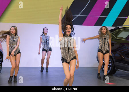 Mianyang, Sichuan, Chine. Apr 19, 2017. La sixième 'Mianyang Spring' International Auto Show ouvert. La propre marque de la Chine forte hausse. Voiture de marque de la Corée du Sud, personne ne s'intéresse fondamentalement.live performance.Crédit : Tony Wang/Alamy Live News Banque D'Images