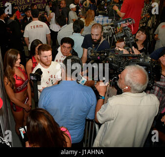 San Diego CA. Apr 19, 2017. L'ancien champion du monde Two-Division Canelo Alvarez établit pour les médias à San Diego, mercredi. 19 avril devant son week-end de Cinco de Mayo showdown contre l'ancien champion du monde des poids moyens WBC Julio Cesar Chavez Jr, La lutte est le samedi 6 mai. à la T-Mobile Arena et le super-fight seront produits et distribués en direct par la chaîne HBO Pay-Per-View.Photo par Gene Blevins/LA Daily News/ZumaPress. Credit : Gene Blevins/ZUMA/Alamy Fil Live News Banque D'Images