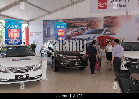 Mianyang, Sichuan, Chine. Apr 19, 2017. La sixième 'Mianyang Spring' International Auto Show ouvert. La propre marque de la Chine forte hausse. Voiture de marque de la Corée du Sud, personne ne s'intéresse fondamentalement.BYD Auto.Crédit : Tony Wang/Alamy Live News Banque D'Images