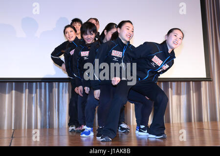 Tokyo, Japon. Apr 19, 2017. Groupe de l'équipe du Japon (JPN) Figure Skating : ISU World Team Trophy 2017 Réception d'ouverture à Tokyo, au Japon . Credit : YUTAKA/AFLO SPORT/Alamy Live News Banque D'Images