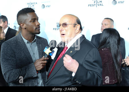 New York, USA. 19 avril, 2017. Clive Davis arrive au Tribeca Film Festival 2017 Soirée d'ouverture, Clive Davis : La bande originale de nos vies : Le crédit d'accès Photo/Alamy Live News Banque D'Images