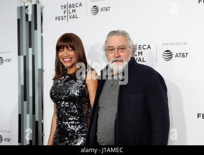 New York, USA. Apr 19, 2017. L'acteur Robert De Niro et sa femme Grace Hightower assister à la soirée d'ouverture du Festival du film de Tribeca 2017 et la première mondiale de "Clive Davis : La bande originale de nos vies" à New York, États-Unis, 19 avril 2017. Le 16e Festival du film de Tribeca annuel ouvert ici mercredi soir, apportant une multitude de films, événements, installations de réalité virtuelle et de pièces de musique à New York. Credit : Wang Ying/Xinhua/Alamy Live News Banque D'Images