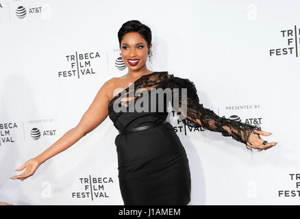 New York, USA. Apr 19, 2017. La chanteuse et actrice Jennifer Hudson assiste à la soirée d'ouverture du Festival du film de Tribeca 2017 et la première mondiale de "Clive Davis : La bande originale de nos vies" à New York, États-Unis, 19 avril 2017. Le 16e Festival du film de Tribeca annuel ouvert ici mercredi soir, apportant une multitude de films, événements, installations de réalité virtuelle et de pièces de musique à New York. Credit : Wang Ying/Xinhua/Alamy Live News Banque D'Images