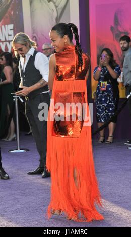 Los Angeles, CA, USA. Apr 19, 2017. Zoe Saldana aux arrivées pour les GARDIENS DE LA GALAXIE VOL. 2 Premiere, le Kodak Theater à Hollywood et Highland Center, Los Angeles, CA, 19 avril 2017. Credit : Elizabeth Goodenough/Everett Collection/Alamy Live News Banque D'Images