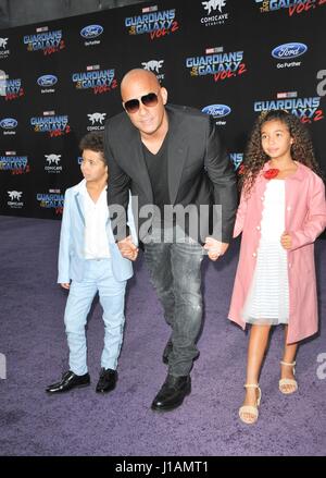 Los Angeles, CA, USA. Apr 19, 2017. Vin Diesel, Hania Riley Sinclair, Vincent Sinclair aux arrivées pour les GARDIENS DE LA GALAXIE VOL. 2 Premiere, le Kodak Theater à Hollywood et Highland Center, Los Angeles, CA, 19 avril 2017. Credit : Elizabeth Goodenough/Everett Collection/Alamy Live News Banque D'Images