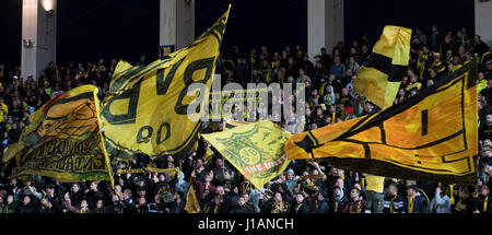 Vue de la section ventilateur de Borussia Dortmund pendant le quart de finale de la Ligue des Champions 2nd-leg match de football entre l'AS Monaco et Borussia Dortmund dans le Stade Louis II à Monaco, 19 avril 2017. Photo : Bernd Thissen/dpa Banque D'Images