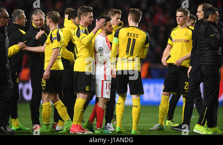 Monaco, Monaco. Apr 19, 2017. L'équipe de Borussia Dortmund et Monaco Bernardo Silva réagir après le quart de finale de la Ligue des Champions 2nd-leg match de football entre l'AS Monaco et Borussia Dortmund dans le Stade Louis II à Monaco, 19 avril 2017. Photo : Bernd Thissen/dpa/Alamy Live News Banque D'Images