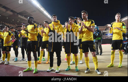 Monaco, Monaco. Apr 19, 2017. L'équipe de Borussia Dortmund grâce les fans après le quart de finale de la Ligue des Champions 2nd-leg match de football entre l'AS Monaco et Borussia Dortmund dans le Stade Louis II à Monaco, 19 avril 2017. Photo : Bernd Thissen/dpa/Alamy Live News Banque D'Images