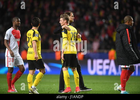 Monaco, Monaco. Apr 19, 2017. L'entraîneur du Borussia Dortmund Thomas Tuchel hugs Lukasz après action de la Ligue des Champions 2e quart de finale match de foot entre jambe que Monaco et Borussia Dortmund dans le Stade Louis II à Monaco, 19 avril 2017. Photo : Bernd Thissen/dpa/Alamy Live News Banque D'Images