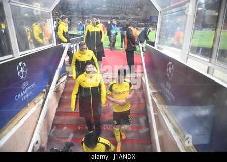 Monaco, Monaco. Apr 19, 2017. L'équipe de Borussia Dortmund quitte le stade après le quart de finale de la Ligue des Champions 2nd-leg match de football entre l'AS Monaco et Borussia Dortmund dans le Stade Louis II à Monaco, 19 avril 2017. Photo : Bernd Thissen/dpa/Alamy Live News Banque D'Images