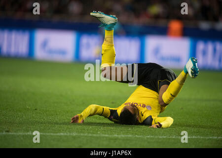 Monaco, Monaco. Apr 19, 2017. Pierre-Emerick Aubameyang du Borussia Dortmund au sol pendant le quart de finale de la Ligue des Champions 2nd-leg match de football entre l'AS Monaco et Borussia Dortmund dans le Stade Louis II à Monaco, 19 avril 2017. Photo : Bernd Thissen/dpa/Alamy Live News Banque D'Images