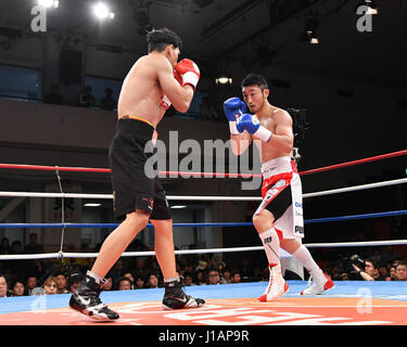 Tokyo, Japon. 13 avr, 2017. (L-R) Larry Siwu (INA), Keita Obara (JPN) Boxing : Larry Siwu de l'Indonésie et Keita Obara japonaise au cours de la première ronde de l'8R au bout mi-moyens Hall Korakuen à Tokyo, au Japon . Credit : Hiroaki Yamaguchi/AFLO/Alamy Live News Banque D'Images