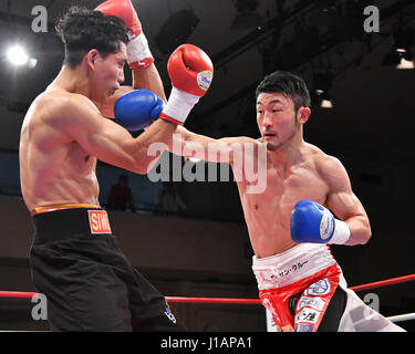 Tokyo, Japon. 13 avr, 2017. (L-R) Larry Siwu (INA), Keita Obara (JPN) Boxing : Keita Obara du Japon en action contre Larry Siwu de l'Indonésie au cours de la troisième série de la mi-moyens 8R à bout de Korakuen à Tokyo, au Japon . Credit : Hiroaki Yamaguchi/AFLO/Alamy Live News Banque D'Images