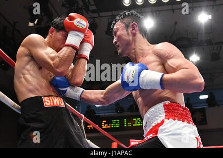 Tokyo, Japon. 13 avr, 2017. (L-R) Larry Siwu (INA), Keita Obara (JPN) Boxing : Keita Obara du Japon hits Larry Siwu de l'Indonésie dans le sixième tour au cours de la période mi-moyens 8R à Korakuen Hall de Tokyo, au Japon . Credit : Hiroaki Yamaguchi/AFLO/Alamy Live News Banque D'Images