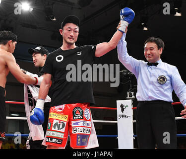 Tokyo, Japon. 13 avr, 2017. Keita Obara (JPN), Kazutoshi Yoshida (arbitre) Boxing : Keita Obara japonais a son bras soulevé par l'arbitre Kazutoshi Yoshida après avoir remporté le combat Poids welter 8R à Korakuen Hall de Tokyo, au Japon . Credit : Hiroaki Yamaguchi/AFLO/Alamy Live News Banque D'Images