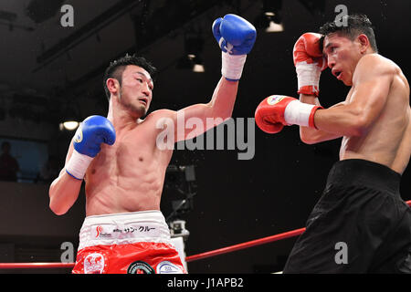 Tokyo, Japon. 13 avr, 2017. (L-R) Keita Obara (JPN), Larry Siwu (INA) Boxing : Keita Obara du Japon en action contre Larry Siwu de l'Indonésie au cours de la huitième manche du super-légers 8R à bout de Korakuen à Tokyo, au Japon . Credit : Hiroaki Yamaguchi/AFLO/Alamy Live News Banque D'Images