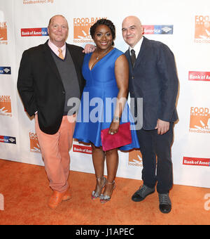 New York, États-Unis. Apr 19, 2017. (L-R) Mario Batali, Margarette Purvis et Michael Symon assiste à la banque alimentaire de la ville de New York pour la remise des Prix 2017 témérité à Cipriani's le 19 avril 2017 à New York. Credit : Debby Wong/Alamy Live News Banque D'Images