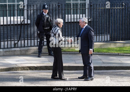 Londres, Royaume-Uni. Apr 20, 2017. Theresa May, le Premier ministre britannique, le Président du Parlement européen, Antonio Tajani, comme il arrive au 10 Downing Street, la résidence officielle et le bureau du Premier ministre britannique, London, Londres, Royaume-Uni - 20 avr 2017 Crédit : Alex MacNaughton/Alamy Live News Banque D'Images