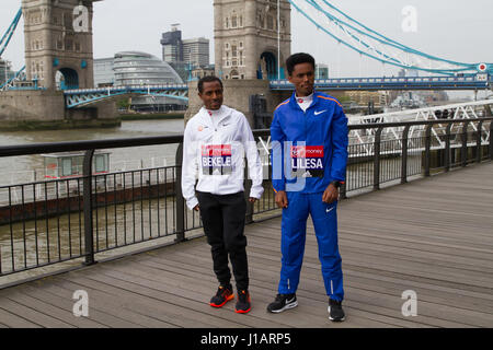 Tower Bridge, UK. Apr 20, 2017. Marathon de Londres Virgin Money élite hommes Kenenisa Bekele(Ethiopie) et Feyisa Lilesa(Ethiopie) assister à un photocall par Tower Bridge avant le marathon le dimanche 23 avril 2017 Credit : Keith Larby/Alamy Live News Banque D'Images