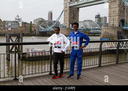 Tower Bridge, UK. Apr 20, 2017. Marathon de Londres Virgin Money élite hommes Kenenisa Bekele(Ethiopie) et Feyisa Lilesa(Ethiopie) assister à un photocall par Tower Bridge avant le marathon le dimanche 23 avril 2017 Credit : Keith Larby/Alamy Live News Banque D'Images