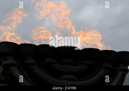 Varsovie, Pologne. Apr 19, 2017. Le 74e anniversaire de l'insurrection du Ghetto de Varsovie a été commémoré en face du Ghetto Heroes Monument à Varsovie, Pologne le 19 avril 2017. Divers représentants. y compris les organisations de Juifs polonais, membres de l'état et les gouvernements locaux, les ambassadeurs, ainsi que ceux qui sont 'justes parmi les Nations' est allé(e) à l'anniversaire. Credit : PACIFIC PRESS/Alamy Live News Banque D'Images