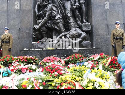 Varsovie, Pologne. Apr 19, 2017. Le 74e anniversaire de l'insurrection du Ghetto de Varsovie a été commémoré en face du Ghetto Heroes Monument à Varsovie, Pologne le 19 avril 2017. Divers représentants. y compris les organisations de Juifs polonais, membres de l'état et les gouvernements locaux, les ambassadeurs, ainsi que ceux qui sont 'justes parmi les Nations' est allé(e) à l'anniversaire. Credit : PACIFIC PRESS/Alamy Live News Banque D'Images