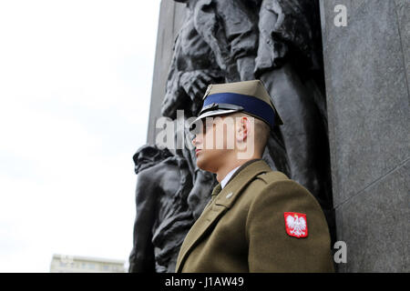 Varsovie, Pologne. Apr 19, 2017. Le 74e anniversaire de l'insurrection du Ghetto de Varsovie a été commémoré en face du Ghetto Heroes Monument à Varsovie, Pologne le 19 avril 2017. Divers représentants. y compris les organisations de Juifs polonais, membres de l'état et les gouvernements locaux, les ambassadeurs, ainsi que ceux qui sont 'justes parmi les Nations' est allé(e) à l'anniversaire. Credit : PACIFIC PRESS/Alamy Live News Banque D'Images