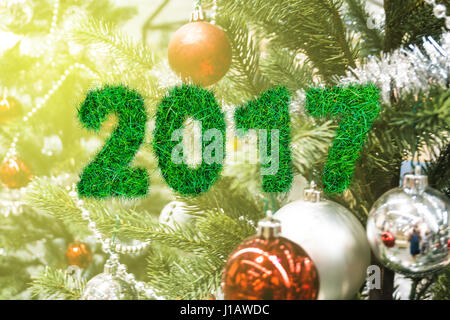 2017 Alphabet de l'herbe verte sur Boule de Noël avec décoration en sapin Banque D'Images