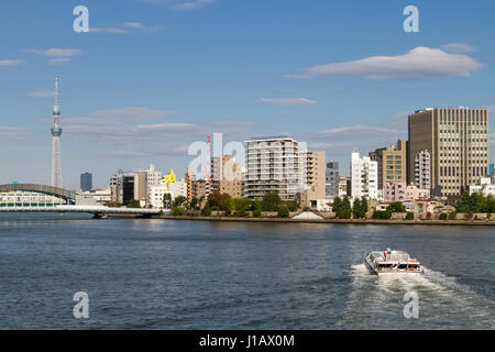 Un bateau de plaisance touristique sur le fleuve Sumida avec Tokyo Skytree derrière. Tokyo, Japon. Banque D'Images