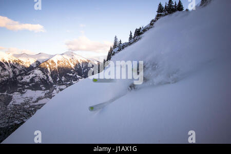 Un skieur est recouverte de neige et ne le ski hors-piste à la vallée de Gastein, Autriche Banque D'Images