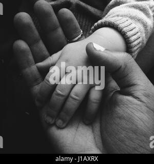 La Main De Bebe Nouveau Ne Noir Et Blanc Ressemble A L Enfant Tend La Main Pour Toucher Photo Stock Alamy