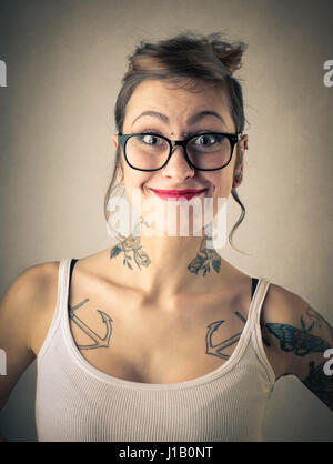 Tattooed Woman smiling in glasses Banque D'Images