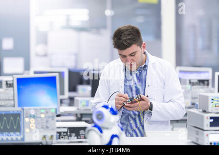 Un laboratoire scientifique avec un scientifique enquête sur l'ingénierie électrique. Banque D'Images