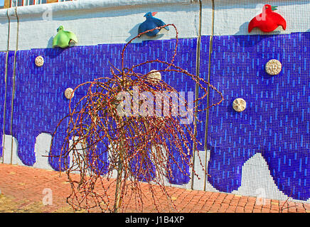 Kiev, UKRAINE - le 18 mars 2012 : panneau sculpté de corneilles colorés par le Skretutsky Pejzazhna au sculpteur Constantin alley Banque D'Images