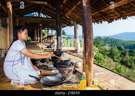 Femme Asiatique la cuisson à l'extérieur, patio Banque D'Images