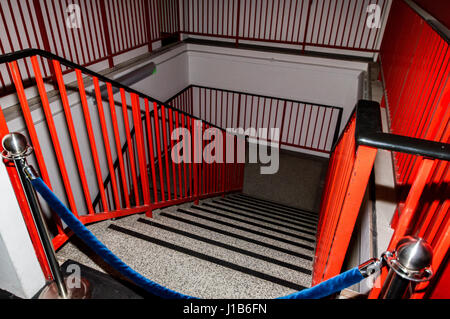 Escalier À L'COVENTRY MOTOR MUSEUM avec barrière Banque D'Images