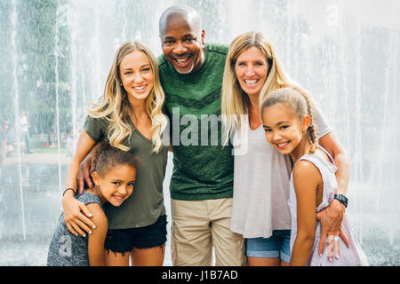 Multi-ethnic family posing près de la fontaine Banque D'Images