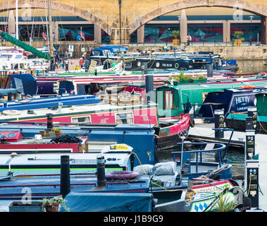 Les barges et péniches dans Limehouse Basin Marina dans les Docklands, l'East End de Londres, Angleterre Banque D'Images