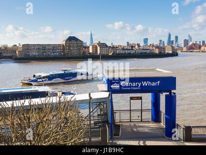 Thames Clippers terminal de ferry sur la Tamise à Canary Wharf, les Docklands, Londres, Angleterre Banque D'Images