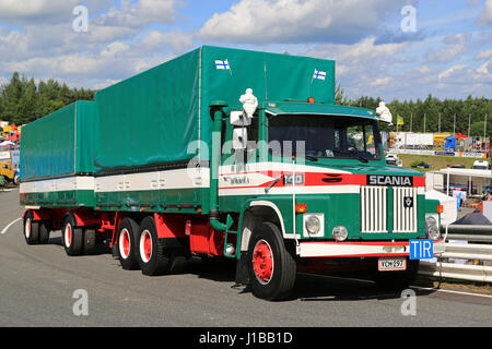 HAMEENLINNA, FINLANDE - le 16 juillet 2016 : La première cargaison de camion de transport, Ahola LS Scania 140 année 1975 et remorque, sur l'affichage sur l'Assemblée Tawastia Banque D'Images