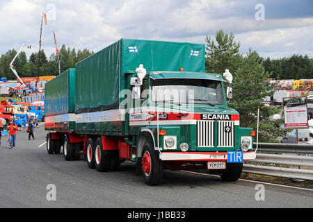 HAMEENLINNA, FINLANDE - le 16 juillet 2016 : La première cargaison de camion de transport, Ahola LS Scania 140 année 1975 et remorque, sur l'affichage sur l'Assemblée Tawastia Banque D'Images