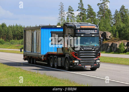 PAIMIO, FINLANDE - 1 juillet 2016 : Scania R500 camion transporte chalet transportable le long de l'autoroute à l'été. Cabines portables sont souvent utilisés comme comme temporaire o Banque D'Images