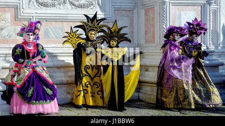 Beaux masques en couleurs mystérieux Masque de Venise. Photo de Mode. Fêtes et célébrations Banque D'Images